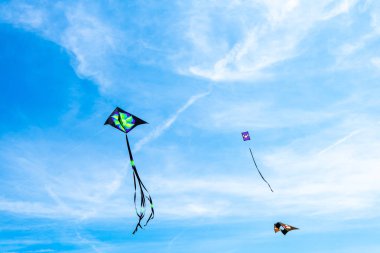 Bulutlar arasında gökyüzünde uçan uçurtma. Kite Festivali