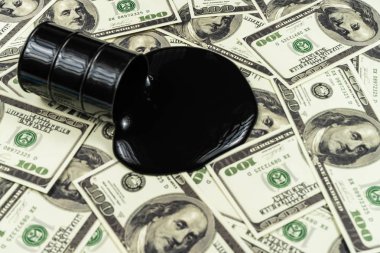 Bir varilden dolar banknot una petrol döküldü. Petrol varil fiyat kavramı