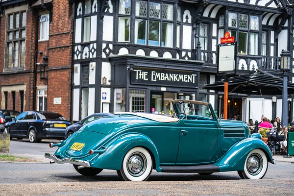 Bedford, Bedfordshire, Reino Unido, 12 de mayo de 2019.Coche antiguo y vintage frente al pub en Bedford, Inglaterra, Reino Unido — Foto de Stock