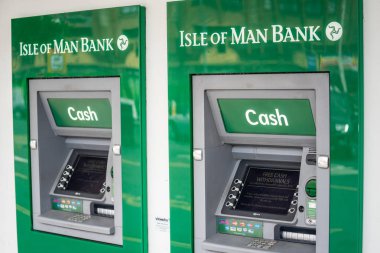 Douglas, Man Isle, 16 Haziran 2019. Para makineleri. Isle of Man Bank Man Isle İngiliz Crown bağımlılığı bir banka