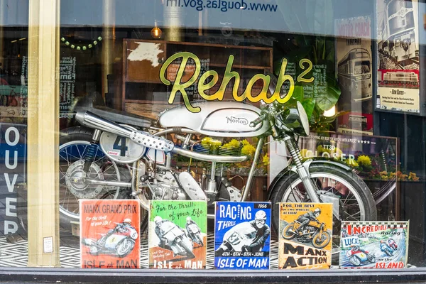 Дуглас, Острів Мен, 16 червня, 2019. Мотоцикл у вітрині магазину. — стокове фото