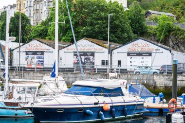 Douglas, Man Isle, Haziran 16, 2019.Douglas Limanı Dış Liman ve İç Liman Bascule Köprüsü ve Flapgate tarafından ayrılmış oluşur