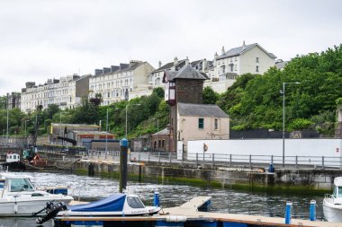 Douglas, Man Isle, Haziran 16, 2019.Douglas Limanı Dış Liman ve İç Liman Bascule Köprüsü ve Flapgate tarafından ayrılmış oluşur