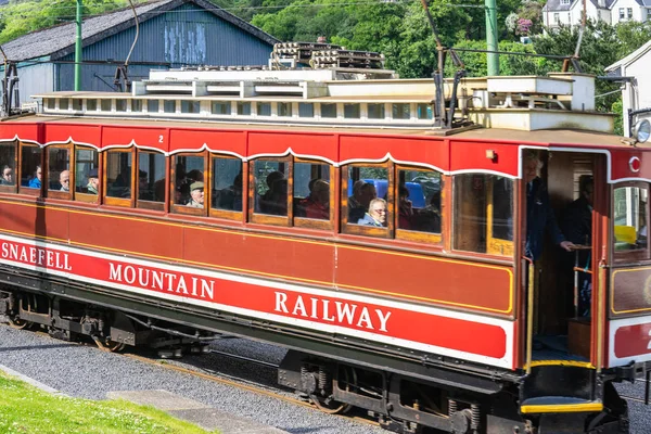 Laxey, Ilha de Man, 15 de junho de 2019. A Manx Electric Railway é um eléctrico interurbano eléctrico que liga Douglas, Laxey e Ramsey na Ilha de Man — Fotografia de Stock