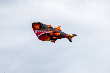 Bedford,Bedfordshire,İngiltere,Haziran 2,2019. Uçurtma bulutlar arasında gökyüzünde uçan. Bedford Uluslararası Uçurtma Festivali.