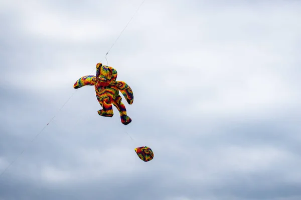 Bedford, Bedfordshire, Storbritannien, 2 juni 2019. Drakar som flyger på himlen bland molnen. Bedford International kite Festival. — Stockfoto