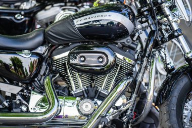 Bedford, Bedfordshire, İngiltere Haziran 2 2019.Bir motosiklet yakıt tankı üzerinde Harley Davidson amblemi ve logosu yakın çekim.