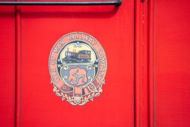 Castletown,Man Isle, Haziran 16, 2019. Isle of Man Demiryolu Castletown ve Port Erin.The Railway Company Crest ile Douglas bağlayan dar bir göstergesi buharlı demiryolu.