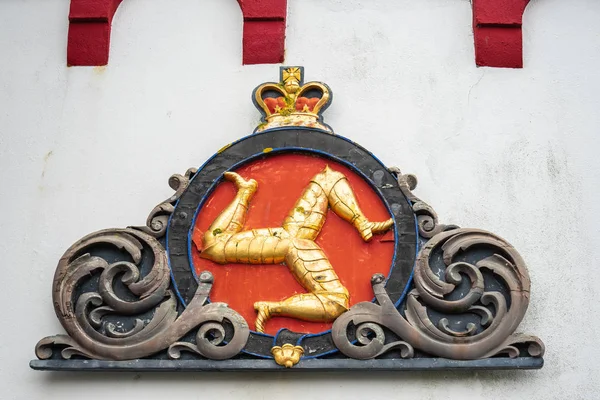 Castletown, isle of man, 15. Juni 2019. ein triskel, bestehend aus drei gepanzerten beinen mit goldenen sporen, auf rotem grund. das nationale Symbol der Insel des Menschen sind die drei Beine — Stockfoto