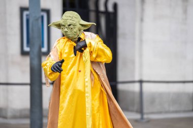Londra, Londons West End City of Westminster, Ingiltere, Temmuz, 2019. Piccadilly sirkinde. Yüzen Yoda. Sokak sanatçısı