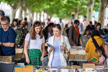 Londra, Ingiltere, Temmuz, 2019. Waterloo Köprüsü altında yer alan Ingiltere 'nin güneyindeki tek kalıcı açık ikinci el kitap pazarları biridir