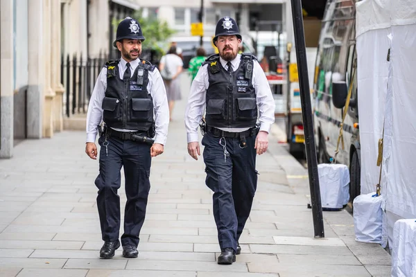 Londra, Ingiltere, Temmuz, 2019. İki Ingiliz polis memuru, Ingiltere 'nin caddelerinde bıçak yelekleri giyen devriye geziyordu. Oxford Caddesi