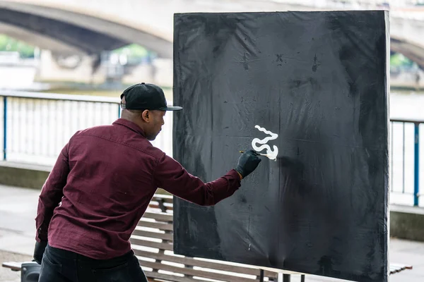 London, Storbritannien, juli, 2019. Manlig Urban konstnär nära Waterloo Bridge — Stockfoto