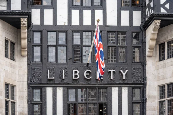 Londres, Reino Unido, 14 de julio de 2019. Liberty, comúnmente conocido como Libertys, es un gran almacén en Great Marlborough Street, en el West End de Londres. — Foto de Stock