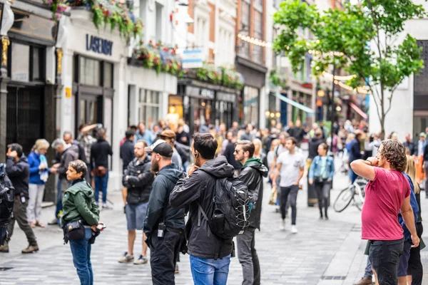 London, Storbritannien, 14 juli 2019. Folk shoppar i trånga Street London. Utvalt fokus — Stockfoto