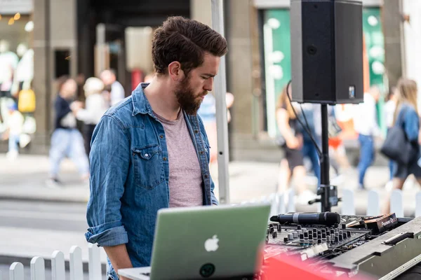 Londyn, Wielka Brytania, Lipiec, 2019. DJ gra na Letnich ulicach imprezy, Regent Street — Zdjęcie stockowe
