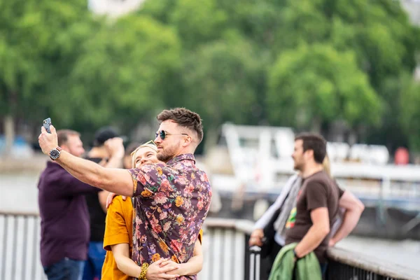 Londres, Reino Unido, julho de 2019. Close up retrato de casal atraente feliz tomando selfie em Londres — Fotografia de Stock