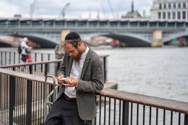 Londra, Ingiltere, Temmuz, 2019. Yakın çekim Ortodoks Yahudi elinde bir kitap ile dua