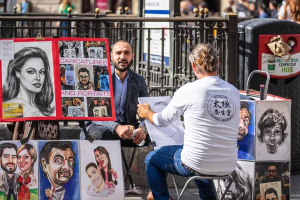 Londres, Reino Unido, 14 de julio de 2019. El artista callejero está dibujando modelos de retrato. dibujo caricaturista personas con diferentes estilos — Foto de Stock
