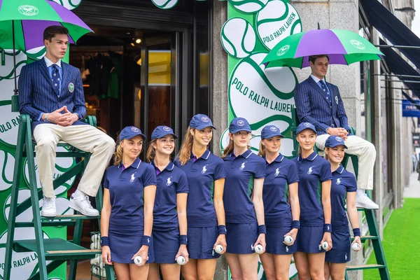Londra, Ingiltere, 14 Temmuz 2019. Fotoğrafçı Polo Ralph Lauren dükkanı yakın sportif modellerin fotoğraf çekmek. Ücretsiz ortak etkinlik Regent Street