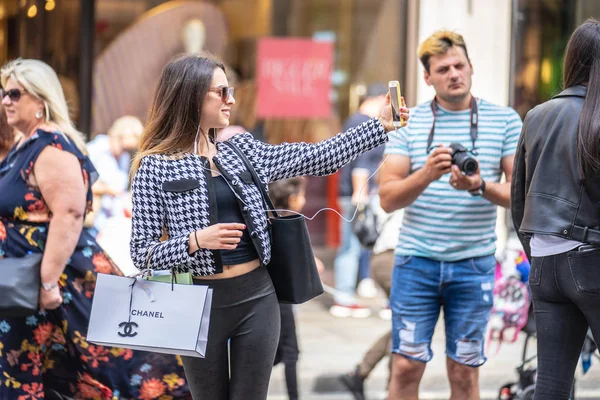London, Storbritannien, 14 juli, 2019. En flicka i London tar en selfie. Valda fokus — Stockfoto