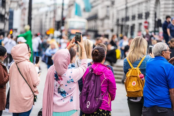London, Storbritannien, juli, 2019. Närbild porträtt av lyckliga attraktiva människor som tar Selfie i London — Stockfoto