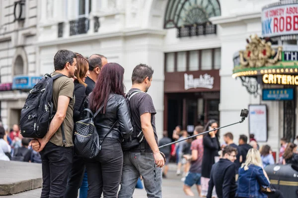 London, Storbritannien, juli, 2019. Närbild porträtt av lyckliga attraktiva människor som tar Selfie i London — Stockfoto