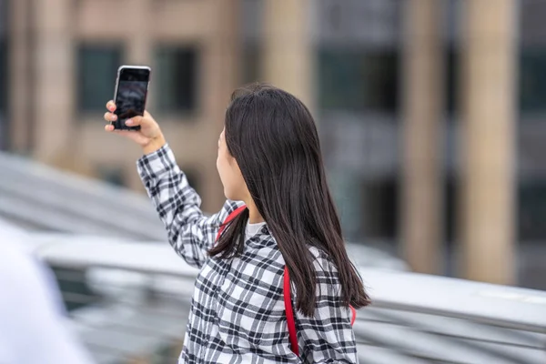 Londyn, Wielka Brytania, Lipiec, 2019. Bliska portret szczęśliwej atrakcyjnej dziewczyny robienia selfie w Londynie — Zdjęcie stockowe