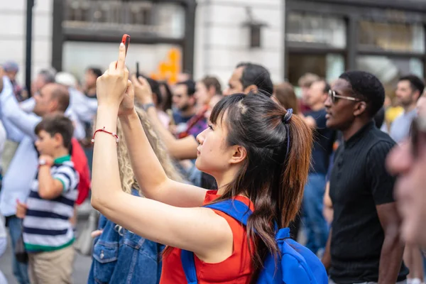 Londyn, Wielka Brytania, 14 lipca 2019. Dziewczyna w Londynie bierze selfie. Wybrana ostrość — Zdjęcie stockowe