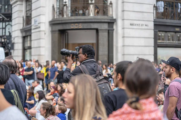Лондон, Великобритания, 14 июля 2019 года. Пейзаж и городской пейзаж фотограф делает фотографии бесплатного общественного мероприятия — стоковое фото