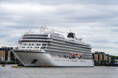 Londra, İngiltere, 14 Temmuz 2019. Viking Cruise Line'a ait Viking Jüpiter yolcu gemisi Greenwich'e demirledi.