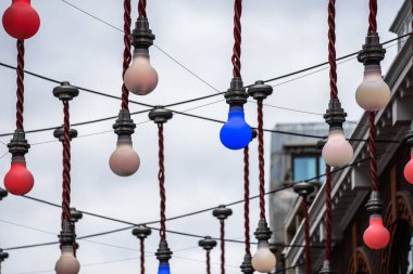 Londra, İngiltere, 28 Temmuz 2019. Soho Ganton Street ve Carnaby Street kesiştiği yukarıda sarkan büyük ampuller dekoratif bir ekran