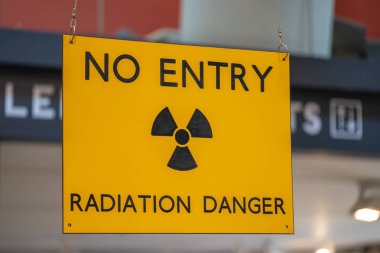 Sarı radyasyon uyarısı ve tehlikeli işareti radyoaktif bölgeye girişi yasaklayan