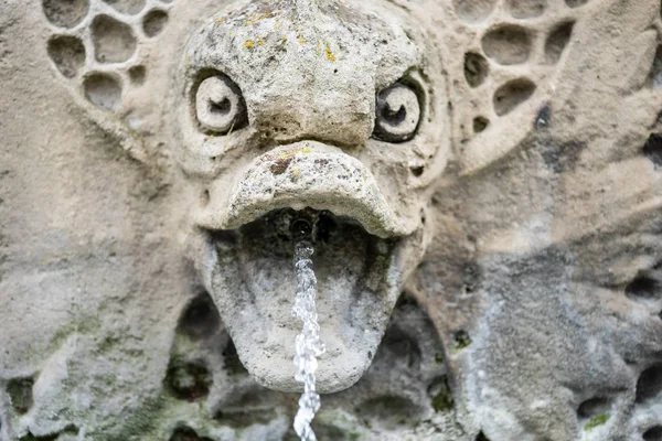 London, Großbritannien, 28. Juli 2019. water feature in greenwich universität — Stockfoto