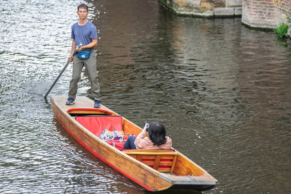 Cambridge, Egyesült Királyság, 2019. augusztus 1. A játékos nekilök egy rudat a folyómedernek, és ez lehetőséget ad a puntnak, hogy mozogjon. — Stock Fotó