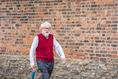 Cambridge, İngiltere, 1 Ağustos 2019. Sokakta Sakallı Kıdemli adam