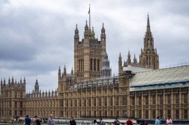 Londra, İngiltere, Temmuz, 2019. Westminster Sarayı Avam Kamarası ve Lordlar Kamarası, Birleşik Krallık Parlamentosu'nun iki meclisinin buluşma yeri olarak hizmet vermektedir.