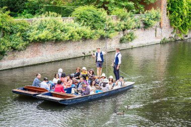 Cambridge, İngiltere, 1 Ağustos 2019. Bahisçi bir direği nehir yatağına doğru itiyor ve bu da topa hareket etme şansı veriyor.