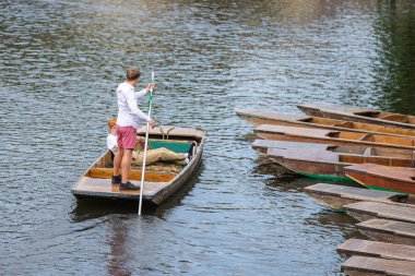 Cambridge, İngiltere, 1 Ağustos 2019. Bahisçi bir direği nehir yatağına doğru itiyor ve bu da topa hareket etme şansı veriyor.