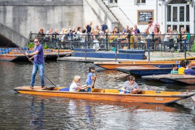 Cambridge, İngiltere, 1 Ağustos 2019. Bahisçi bir direği nehir yatağına doğru itiyor ve bu da topa hareket etme şansı veriyor.
