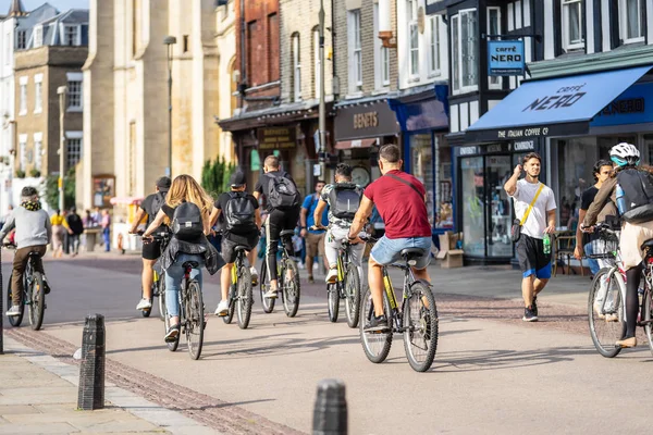 Cambridge, İngiltere, 1 Ağustos 2019. Kings College önünde yoğun bir güneşli günde Cambridge sokakta bisikletçiler grubu