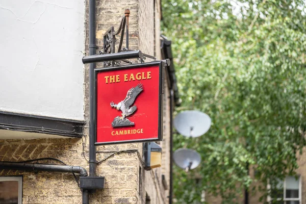 Кембридж, Великобританія, 1 серпня 2019. Спочатку відкрився в 1667 році як орел і дитина, орел є одним з великих пабів в Кембриджі, Англія — стокове фото