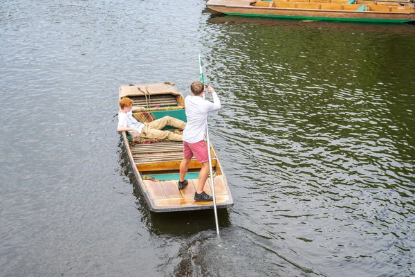 Cambridge, Egyesült Királyság, 2019. augusztus 1. A játékos nekilök egy rudat a folyómedernek, és ez lehetőséget ad a puntnak, hogy mozogjon. — Stock Fotó