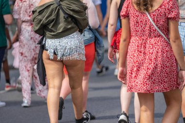 Londra, İngiltere ,25 Ağustos 2019.Notting Hill Karnavalı başkentsokaklarında ki kalabalığın arasına karışArak tüm hızıyla devam ederken, Karayipler rengi Londra'nın batısına geliyor