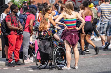Londra, İngiltere ,25 Ağustos 2019.Notting Hill Karnavalı başkentsokaklarında ki kalabalığın arasına karışArak tüm hızıyla devam ederken, Karayipler rengi Londra'nın batısına geliyor
