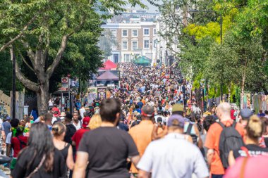Londra, İngiltere ,25 Ağustos 2019.Notting Hill Karnavalı başkentsokaklarında ki kalabalığın arasına karışArak tüm hızıyla devam ederken, Karayipler rengi Londra'nın batısına geliyor