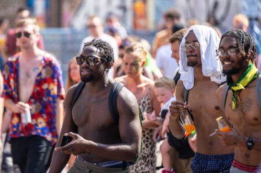 Londra, İngiltere ,25 Ağustos 2019.Notting Hill Karnavalı başkentsokaklarında ki kalabalığın arasına karışArak tüm hızıyla devam ederken, Karayipler rengi Londra'nın batısına geliyor