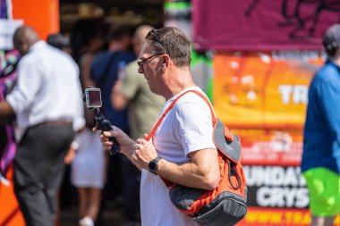 Londra, İngiltere ,25 Ağustos 2019.Notting Hill Karnavalı başkentsokaklarında ki kalabalığın arasına karışArak tüm hızıyla devam ederken, Karayipler rengi Londra'nın batısına geliyor