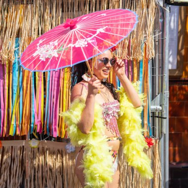Londra, İngiltere ,25 Ağustos 2019.Notting Hill Karnavalı başkentsokaklarında ki kalabalığın arasına karışArak tüm hızıyla devam ederken, Karayipler rengi Londra'nın batısına geliyor