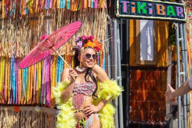 Londra, İngiltere ,25 Ağustos 2019.Notting Hill Karnavalı başkentsokaklarında ki kalabalığın arasına karışArak tüm hızıyla devam ederken, Karayipler rengi Londra'nın batısına geliyor